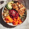 Le Bowl de riz rouge halloumi grillé et lentilles