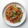 Le Wok de bœuf aux légumes et nouilles soba
