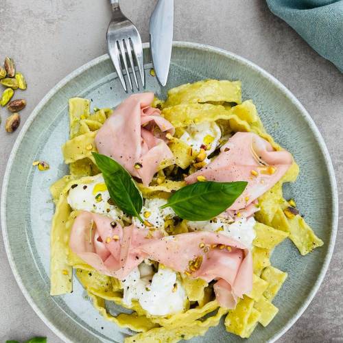 Les Pâtes au pesto de pistache, mortadelle et stracciatella