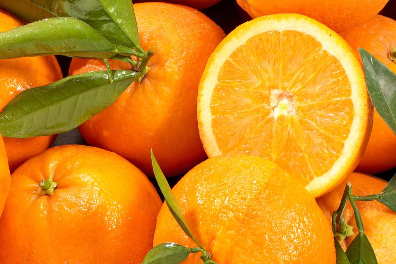 fruit orange avec des feuilles