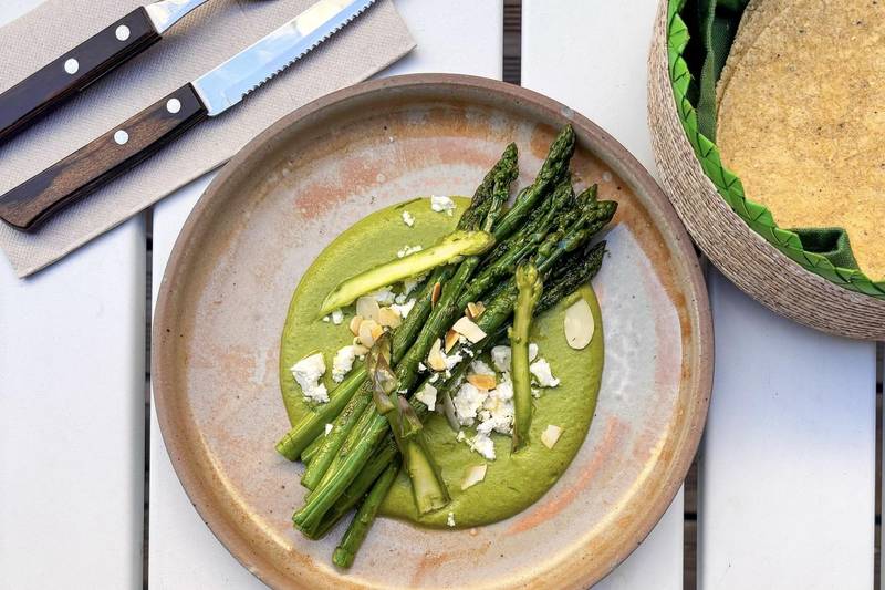 Les Asperges & mole verde