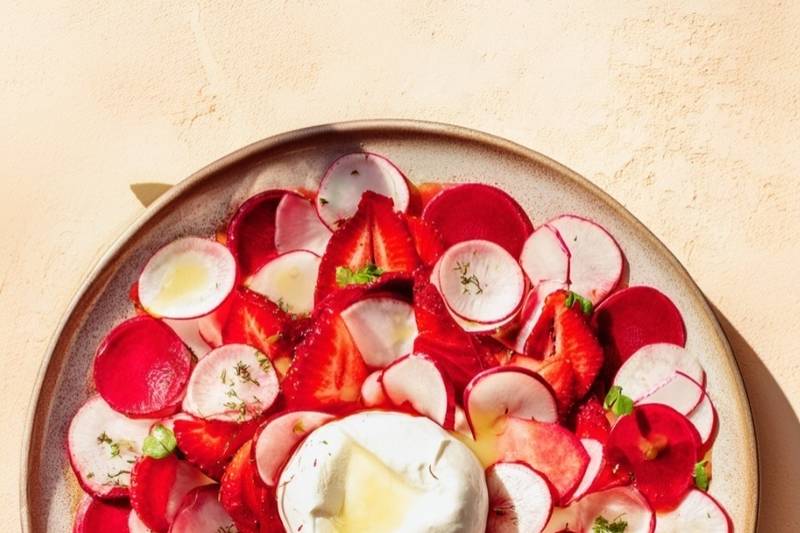 Le Carpaccio Fraises Radis et Burrata