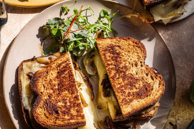 Le Grilled Cheese à la raclette fumée, oignons caramélisés