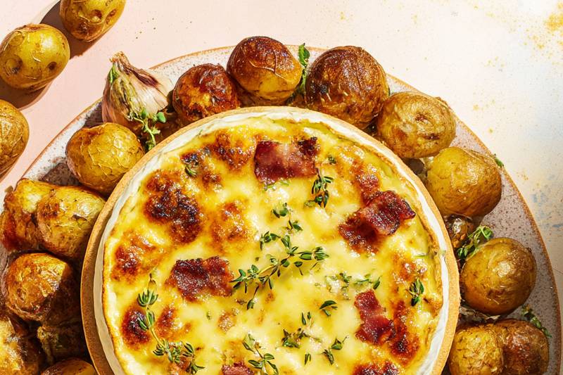 Le Mont-d’Or au four, lardons et grenailles smashées