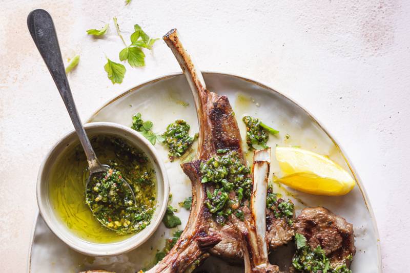 Les Côtelettes d’Agneau Grillées Salsa Verde