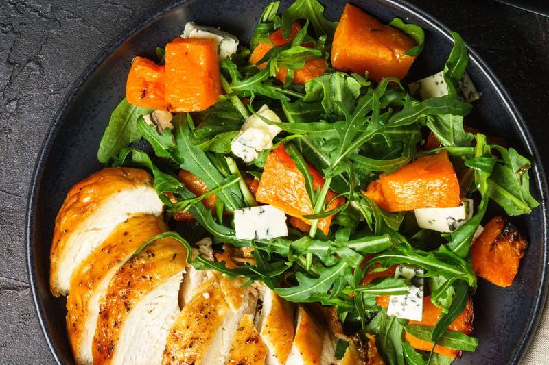 La Salade de poulet rôti, potiron et roquette