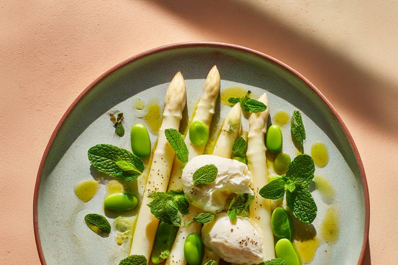 Salade asperges blanches, fèves & burrata