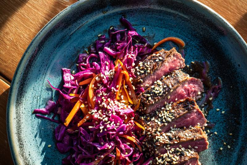 Le Bœuf grillé au sésame et salade de chou
