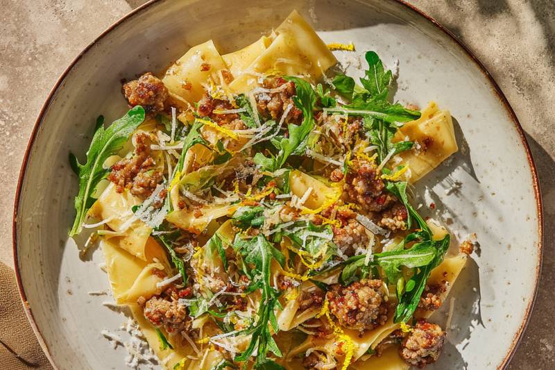 Les Pappardelle fraîches à la saucisse, roquette et parmesan