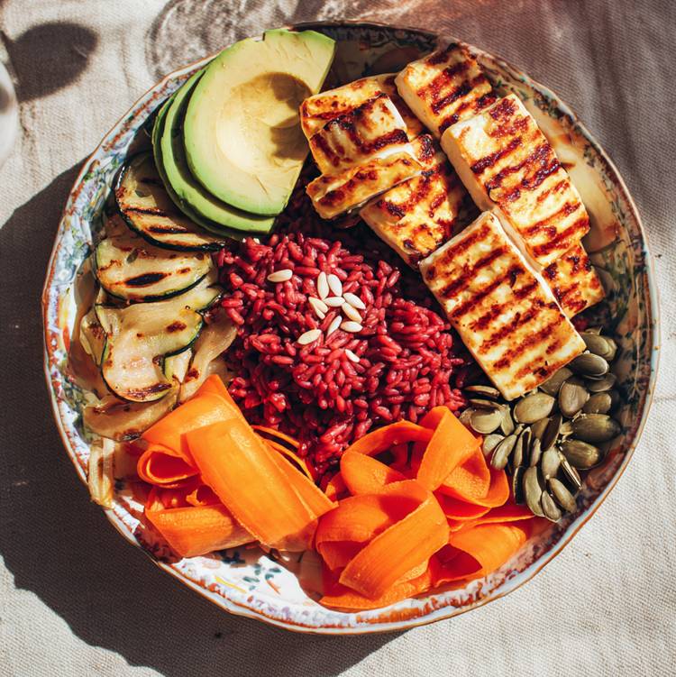Le Bowl de riz rouge halloumi grillé et lentilles