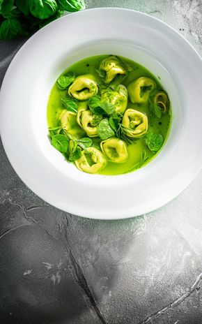 Le Bouillon de tortellonis au basilic