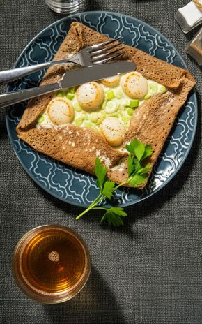 La Galette aux Saint-Jacques et fondue de poireaux