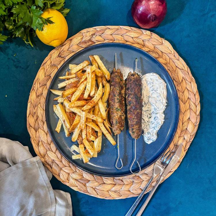 Les Brochettes kefta, frites & sauce blanche