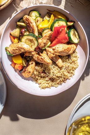 Les Aiguillettes de poulet mariné et quinoa aux légumes