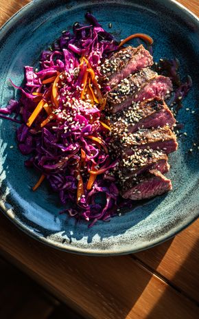 Le Bœuf grillé au sésame et salade de chou