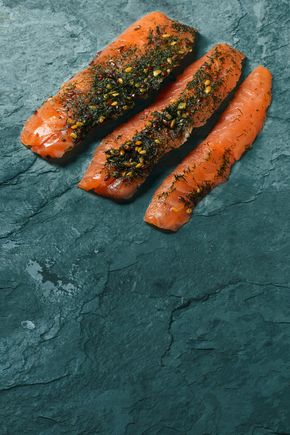 Les Emincés de saumon fumé à l'aneth