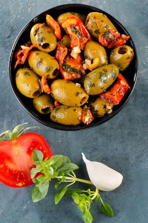 Les Olives vertes dénoyautées aux tomates mi-séchées et basilic