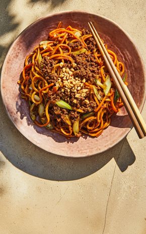 Le Wok de nouilles au bœuf haché