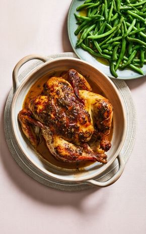 Le Poulet rôti farci au pain aillé