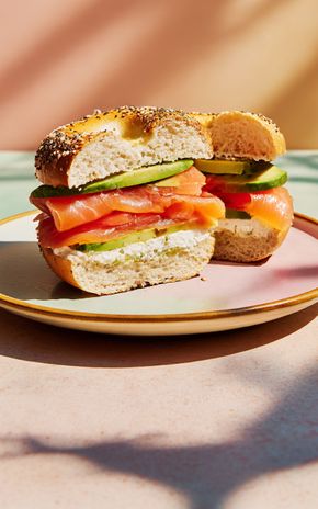 Le Bagel au saumon, fromage frais et avocat