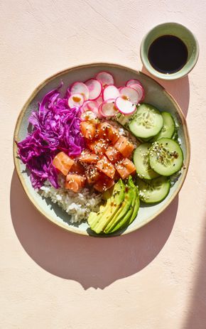 Le Poke bowl au saumon et légumes croquants
