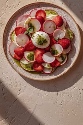Le Carpaccio fraises, radis et burrata