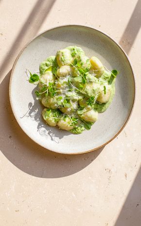Les Gnocchis, crème de petits pois & straciatella