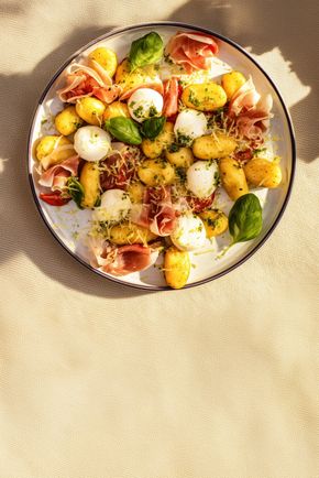 La Salade de gnocchi, mozzarella et jambon cru