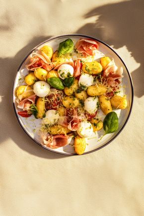 La Salade de gnocchi, mozzarella et serrano