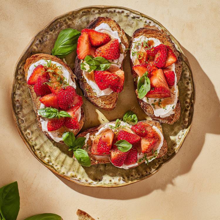 Les Tartines de fraises rôties au miel et au basilic
