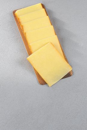 Le Cheddar fumé en tranches