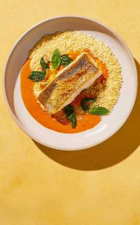 Le Dos de lieu noir, semoule et sauce pesto rosso