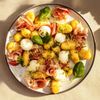 La Salade de gnocchi, mozzarella et jambon cru