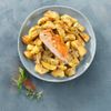 Le Blanc de poulet rôti avec des pommes de terre