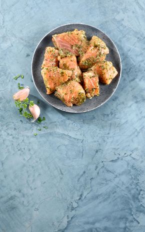Les Morceaux de saumon marinés à l'ail et persil