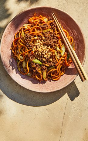 Le Wok de nouilles au bœuf haché
