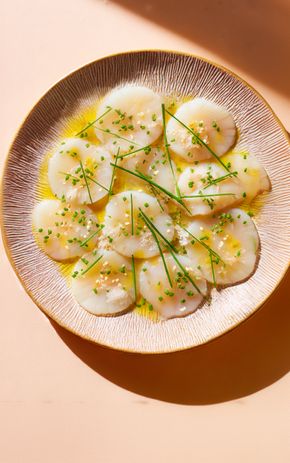 Le Carpaccio de Saint-Jacques, sésame et combawa