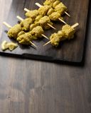 les-mini-brochettes-de-poulet-panees-avec-olives-et-citron