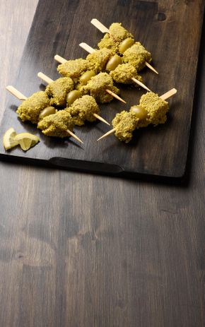 Les Mini brochettes de poulet  panées avec olives et citron