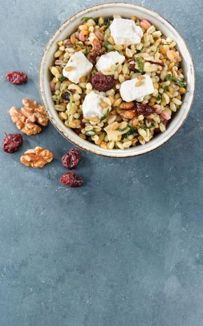 La Salade de blé et petit épautre avec feta, noix et betterave