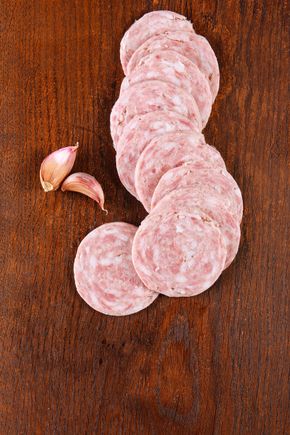Le Saucisson cuit à l'ail tranché supérieur