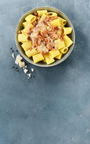 Les RIgatoni carbonara guanciale et pecorino italiens
