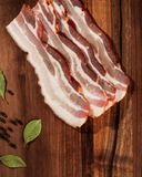 la-poitrine-de-porc-crue-fumee-1