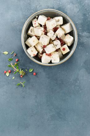 Les Dés de fromage marinés au thym, origan et romarin