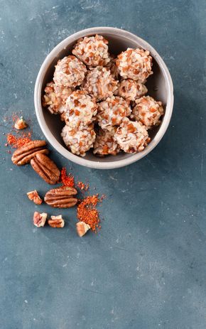 Les Billes de chèvre au piment d'espelette et enrobé de noix de pécan