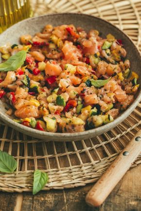 Le Tartare de  saumon avec courgettes et tomates séchées