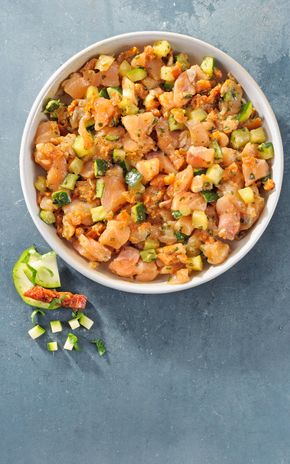 Le Tartare de  saumon avec courgettes et tomates séchées