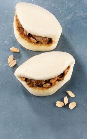 Les Baos poulet, sauce satay, cacahuètes