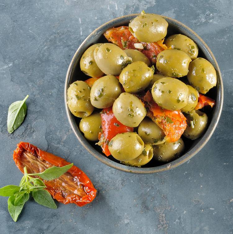 Les Olives vertes dénoyautées tomates basilic