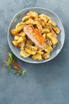 Le Blanc de poulet rôti avec des pommes de terre